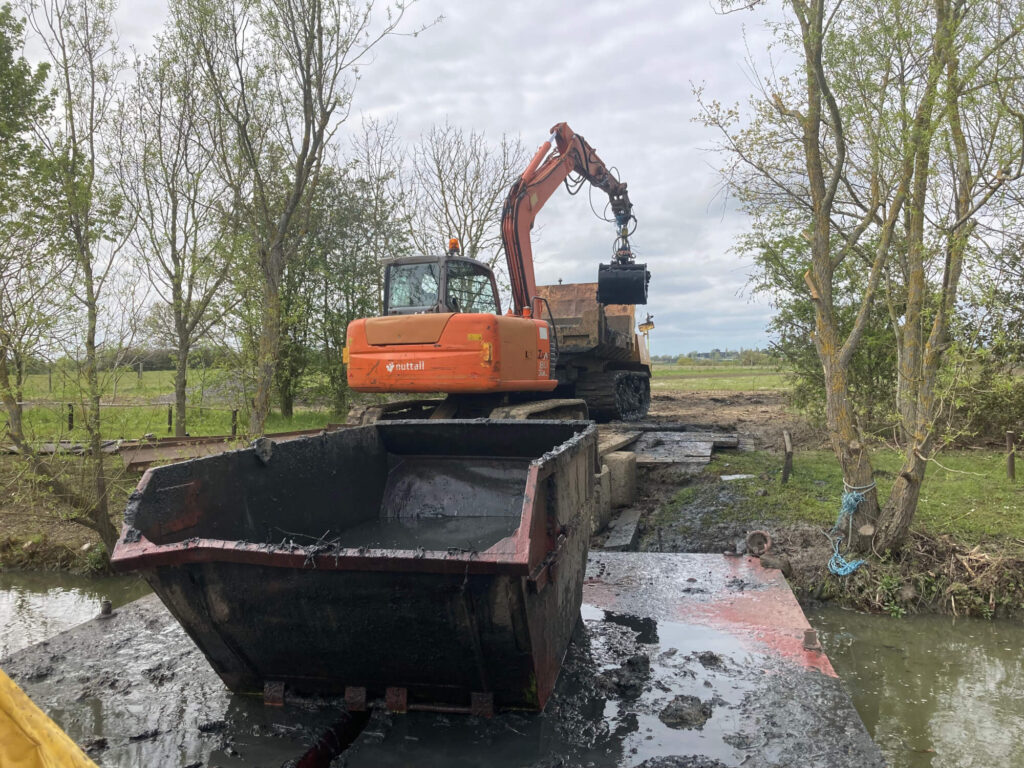 transferring silt to a tracked dumper